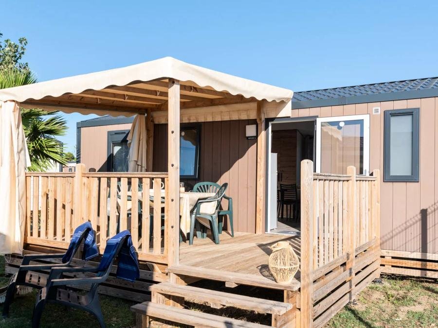 Camping Pas Cher vous présente avec son site Officiel campingpascher.fr, le Camping Club La Côte Des Roses 4* - MS VACANCES classé 4 étoiles, situé sur la commune de Narbonne Plage dans le département Aude (Languedoc Roussillon) en France. Le camping Club La Côte Des Roses 4* - MS VACANCES, vous présente un hébergement de type mobil-home de 31 m² pour 6 personnes avec climatisation et télévision. Le camping Club La Côte Des Roses 4* - MS VACANCES vous proposeun séjour PAS CHER avec une REMISEdu mercredi 09 septembre au mercredi 16 septembre 2026, en promotion à -35% pour 7 nuits à 339 € au lieu de 521,54 € soit une Économie de 182,54 €. Cette location propose 21 dates différentes pour réserver votre séjour. Découvrez également les 26 autres gammes d'hébergements du camping. Les Avis clients pour le Camping Club La Côte Des Roses 4* - MS VACANCES sont excellents avec une note moyenne de 8 sur 10. MerRivière, Piscine chauffée, Piscine extérieure, Animations familiales, Club ados, Club enfants, Aire de jeux enfants, Canoë-kayak, Centre équestre, Cyclisme, Ping-pong, Plongée, Pétanque, Salle de fitness, Structure gonflable enfants, Surf, Terrain de volley-ball, Terrain multisports, Tir à l’arc, Bar, Restaurant, Snack/Bar, Supermarché, Épicerie,... En savoir plus : cliquez-ICI.