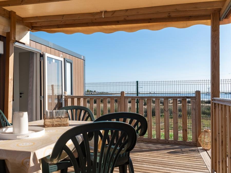 Camping Pas Cher vous présente avec son site Officiel campingpascher.fr, le Camping Club La Côte Des Roses 4* - MS VACANCES classé 4 étoiles, situé sur la commune de Narbonne Plage dans le département Aude (Languedoc Roussillon) en France. Le camping Club La Côte Des Roses 4* - MS VACANCES vous propose un hébergement de type mobil-home de 31 m² pour 6 personnes avec climatisation (télévision). L'établissement vous propose 25 autres types d'hébergements. Découvrez tous nos séjours à petits prix dans la commune et aux alentours de Narbonne Plage du département : Aude (Languedoc Roussillon). Les Avis clients pour le Camping Club La Côte Des Roses 4* - MS VACANCES sont excellents avec une note moyenne de 8 sur 10. MerRivière, Piscine chauffée, Piscine extérieure, Animations familiales, Club ados, Club enfants, Aire de jeux enfants, Canoë-kayak, Centre équestre, Cyclisme, Ping-pong, Plongée, Pétanque, Salle de fitness, Structure gonflable enfants, Surf, Terrain de volley-ball, Terrain multisports, Tir à l’arc, Bar, Restaurant, Snack/Bar, Supermarché, Épicerie,... En savoir plus : cliquez-ICI.