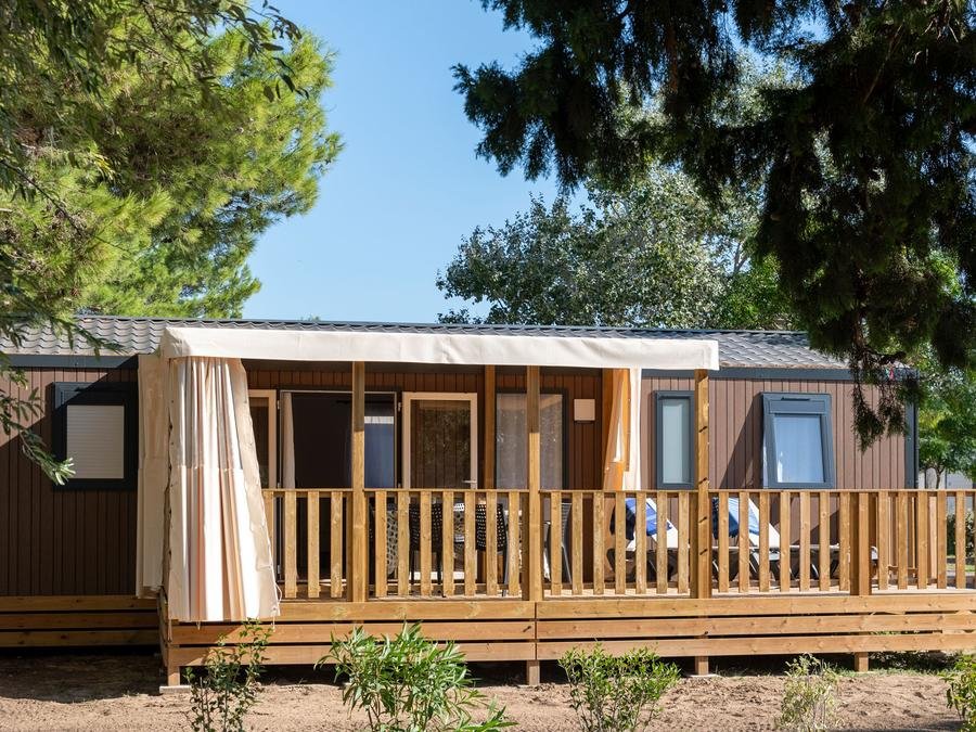 Camping Pas Cher vous présente avec son site Officiel campingpascher.fr, le Camping Club La Côte Des Roses 4* - MS VACANCES classé 4 étoiles, situé sur la commune de Narbonne Plage dans le département Aude (Languedoc Roussillon) en France. Le camping Club La Côte Des Roses 4* - MS VACANCES vous propose un hébergement de type mobil-home de 40 m² pour 6 personnes avec climatisation (télévision). L'établissement vous propose 25 autres types d'hébergements. Découvrez tous nos séjours à petits prix dans la commune et aux alentours de Narbonne Plage du département : Aude (Languedoc Roussillon). Les Avis clients pour le Camping Club La Côte Des Roses 4* - MS VACANCES sont excellents avec une note moyenne de 8 sur 10. MerRivière, Piscine chauffée, Piscine extérieure, Animations familiales, Club ados, Club enfants, Aire de jeux enfants, Canoë-kayak, Centre équestre, Cyclisme, Ping-pong, Plongée, Pétanque, Salle de fitness, Structure gonflable enfants, Surf, Terrain de volley-ball, Terrain multisports, Tir à l’arc, Bar, Restaurant, Snack/Bar, Supermarché, Épicerie,... En savoir plus : cliquez-ICI.