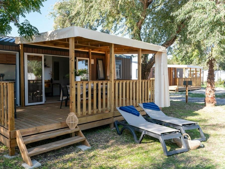 Camping Pas Cher vous présente avec son site Officiel campingpascher.fr, le Camping Club La Côte Des Roses 4* - MS VACANCES classé 4 étoiles, situé sur la commune de Narbonne Plage dans le département Aude (Languedoc Roussillon) en France. Le camping Club La Côte Des Roses 4* - MS VACANCES vous propose un hébergement de type mobil-home de 33 m² pour 6 personnes avec climatisation (télévision). L'établissement vous propose 25 autres types d'hébergements. Découvrez tous nos séjours à petits prix dans la commune et aux alentours de Narbonne Plage du département : Aude (Languedoc Roussillon). Les Avis clients pour le Camping Club La Côte Des Roses 4* - MS VACANCES sont excellents avec une note moyenne de 8 sur 10. MerRivière, Piscine chauffée, Piscine extérieure, Animations familiales, Club ados, Club enfants, Aire de jeux enfants, Canoë-kayak, Centre équestre, Cyclisme, Ping-pong, Plongée, Pétanque, Salle de fitness, Structure gonflable enfants, Surf, Terrain de volley-ball, Terrain multisports, Tir à l’arc, Bar, Restaurant, Snack/Bar, Supermarché, Épicerie,... En savoir plus : cliquez-ICI.