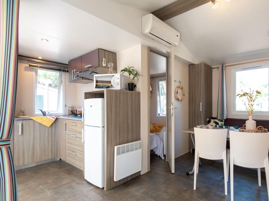 Camping Pas Cher vous présente avec son site Officiel campingpascher.fr, le Camping Club La Côte Des Roses 4* - MS VACANCES classé 4 étoiles, situé sur la commune de Narbonne Plage dans le département Aude (Languedoc Roussillon) en France. Le camping Club La Côte Des Roses 4* - MS VACANCES, vous présente un hébergement de type mobil-home pour 4 personnes avec climatisation. Le camping Club La Côte Des Roses 4* - MS VACANCES vous propose du sam. 12 septembre au sam. 19 septembre 2026, en promotion à -20% pour 7 nuits à 271,20 € au lieu de 339,0 € soit une Économie de 67,80 €. Cette location propose 26 dates différentes pour réserver votre séjour. Découvrez également les 26 autres gammes d'hébergements du camping. Les Avis clients pour le Camping Club La Côte Des Roses 4* - MS VACANCES sont excellents avec une note moyenne de 8 sur 10. MerRivière, Piscine chauffée, Piscine extérieure, Animations familiales, Club ados, Club enfants, Aire de jeux enfants, Canoë-kayak, Centre équestre, Cyclisme, Ping-pong, Plongée, Pétanque, Salle de fitness, Structure gonflable enfants, Surf, Terrain de volley-ball, Terrain multisports, Tir à l’arc, Bar, Restaurant, Snack/Bar, Supermarché, Épicerie,... En savoir plus : cliquez-ICI.