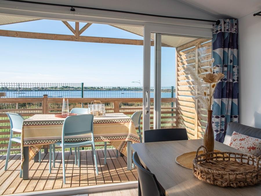 Camping Pas Cher vous présente avec son site Officiel campingpascher.fr, le Camping Club La Côte Des Roses 4* - MS VACANCES classé 4 étoiles, situé sur la commune de Narbonne Plage dans le département Aude (Languedoc Roussillon) en France. Le camping Club La Côte Des Roses 4* - MS VACANCES, vous présente un hébergement de type mobil-home de 26 m² pour 4 personnes avec climatisation et télévision. Le camping Club La Côte Des Roses 4* - MS VACANCES vous propose du dimanche 13 septembre au dimanche 20 septembre 2026, en promotion à -20% pour 7 nuits à 358,40 € au lieu de 448,0 € soit une Économie de 89,60 €. Cette location propose 3 dates différentes pour réserver votre séjour. Découvrez également les 26 autres gammes d'hébergements du camping. Les Avis clients pour le Camping Club La Côte Des Roses 4* - MS VACANCES sont excellents avec une note moyenne de 8 sur 10. MerRivière, Piscine chauffée, Piscine extérieure, Animations familiales, Club ados, Club enfants, Aire de jeux enfants, Canoë-kayak, Centre équestre, Cyclisme, Ping-pong, Plongée, Pétanque, Salle de fitness, Structure gonflable enfants, Surf, Terrain de volley-ball, Terrain multisports, Tir à l’arc, Bar, Restaurant, Snack/Bar, Supermarché, Épicerie,... En savoir plus : cliquez-ICI.