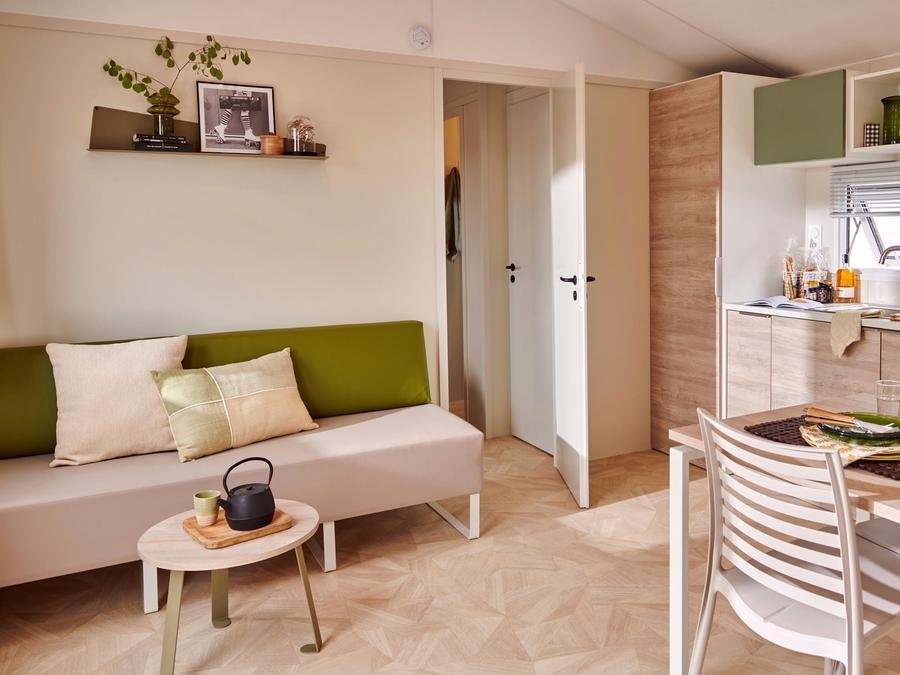 Camping Pas Cher vous présente avec son site Officiel campingpascher.fr, le Camping Club La Côte Des Roses 4* - MS VACANCES classé 4 étoiles, situé sur la commune de Narbonne Plage dans le département Aude (Languedoc Roussillon) en France. Le camping Club La Côte Des Roses 4* - MS VACANCES, vous présente un hébergement de type mobil-home de 33 m² pour 4 personnes avec climatisation et télévision. Le camping Club La Côte Des Roses 4* - MS VACANCES vous propose du lundi 15 juin au lundi 22 juin 2026, en promotion à -20% pour 7 nuits à 438,40 € au lieu de 548,0 € soit une Économie de 109,60 €. Cette location propose 17 dates différentes pour réserver votre séjour. Découvrez également les 26 autres gammes d'hébergements du camping. Les Avis clients pour le Camping Club La Côte Des Roses 4* - MS VACANCES sont excellents avec une note moyenne de 8 sur 10. MerRivière, Piscine chauffée, Piscine extérieure, Animations familiales, Club ados, Club enfants, Aire de jeux enfants, Canoë-kayak, Centre équestre, Cyclisme, Ping-pong, Plongée, Pétanque, Salle de fitness, Structure gonflable enfants, Surf, Terrain de volley-ball, Terrain multisports, Tir à l’arc, Bar, Restaurant, Snack/Bar, Supermarché, Épicerie,... En savoir plus : cliquez-ICI.