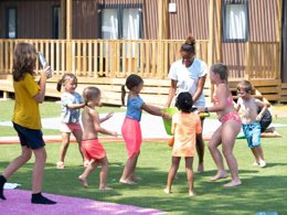 Camping Pas Cher vous présente avec son site Officiel campingpascher.fr, le Camping Club La Côte Des Roses 4* - MS VACANCES classé 4 étoiles, situé sur la commune de Narbonne Plage dans le département Aude (Languedoc Roussillon) en France. Le camping Club La Côte Des Roses 4* - MS VACANCES, vous présente un hébergement de type mobil-home de 33 m² pour 4 personnes avec climatisation et télévision. Le camping Club La Côte Des Roses 4* - MS VACANCES vous propose du sam. 30 mai au sam. 06 juin 2026, en promotion à -25% pour 7 nuits à 307,50 € au lieu de 410,0 € soit une Économie de 102,50 €. Cette location propose 71 dates différentes pour réserver votre séjour. Découvrez également les 25 autres gammes d'hébergements du camping. Les Avis clients pour le Camping Club La Côte Des Roses 4* - MS VACANCES sont excellents avec une note moyenne de 8 sur 10. MerRivière, Piscine chauffée, Piscine extérieure, Animations familiales, Club ados, Club enfants, Aire de jeux enfants, Canoë-kayak, Centre équestre, Cyclisme, Ping-pong, Plongée, Pétanque, Salle de fitness, Structure gonflable enfants, Surf, Terrain de volley-ball, Terrain multisports, Tir à l’arc, Bar, Restaurant, Snack/Bar, Supermarché, Épicerie,... En savoir plus : cliquez-ICI.