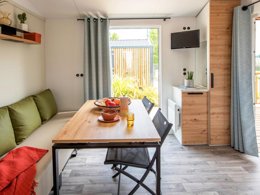 Camping Pas Cher vous présente avec son site Officiel campingpascher.fr, le Camping Club La Côte Des Roses 4* - MS VACANCES classé 4 étoiles, situé sur la commune de Narbonne Plage dans le département Aude (Languedoc Roussillon) en France. Le camping Club La Côte Des Roses 4* - MS VACANCES, vous présente un hébergement de type mobil-home de 25 m² pour 4 personnes avec climatisation et télévision. Le camping Club La Côte Des Roses 4* - MS VACANCES vous propose du sam. 30 mai au sam. 06 juin 2026, en promotion à -25% pour 7 nuits à 273 € au lieu de 364,0 € soit une Économie de 91 €. Cette location propose 72 dates différentes pour réserver votre séjour. Découvrez également les 25 autres gammes d'hébergements du camping. Les Avis clients pour le Camping Club La Côte Des Roses 4* - MS VACANCES sont excellents avec une note moyenne de 8 sur 10. MerRivière, Piscine chauffée, Piscine extérieure, Animations familiales, Club ados, Club enfants, Aire de jeux enfants, Canoë-kayak, Centre équestre, Cyclisme, Ping-pong, Plongée, Pétanque, Salle de fitness, Structure gonflable enfants, Surf, Terrain de volley-ball, Terrain multisports, Tir à l’arc, Bar, Restaurant, Snack/Bar, Supermarché, Épicerie,... En savoir plus : cliquez-ICI.