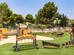 Camping Pas Cher vous présente avec son site Officiel campingpascher.fr, le Camping Club La Côte Des Roses 4* - MS VACANCES classé 4 étoiles, situé sur la commune de Narbonne Plage dans le département Aude (Languedoc Roussillon) en France. Le camping Club La Côte Des Roses 4* - MS VACANCES vous propose un hébergement de type mobil-home de 31 m² pour 6 personnes avec climatisation (télévision). L'établissement vous propose 25 autres types d'hébergements. Découvrez tous nos séjours à petits prix dans la commune et aux alentours de Narbonne Plage du département : Aude (Languedoc Roussillon). Les Avis clients pour le Camping Club La Côte Des Roses 4* - MS VACANCES sont excellents avec une note moyenne de 8 sur 10. MerRivière, Piscine chauffée, Piscine extérieure, Animations familiales, Club ados, Club enfants, Aire de jeux enfants, Canoë-kayak, Centre équestre, Cyclisme, Ping-pong, Plongée, Pétanque, Salle de fitness, Structure gonflable enfants, Surf, Terrain de volley-ball, Terrain multisports, Tir à l’arc, Bar, Restaurant, Snack/Bar, Supermarché, Épicerie,... En savoir plus : cliquez-ICI.