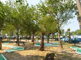 Camping Pas Cher vous présente avec son site Officiel campingpascher.fr, le Camping Club La Côte Des Roses 4* - MS VACANCES classé 4 étoiles, situé sur la commune de Narbonne Plage dans le département Aude (Languedoc Roussillon) en France. Le camping Club La Côte Des Roses 4* - MS VACANCES, vous présente un hébergement de type mobil-home de 33 m² pour 4 personnes avec climatisation et télévision. Le camping Club La Côte Des Roses 4* - MS VACANCES vous propose du sam. 30 mai au sam. 06 juin 2026, en promotion à -25% pour 7 nuits à 307,50 € au lieu de 410,0 € soit une Économie de 102,50 €. Cette location propose 71 dates différentes pour réserver votre séjour. Découvrez également les 25 autres gammes d'hébergements du camping. Les Avis clients pour le Camping Club La Côte Des Roses 4* - MS VACANCES sont excellents avec une note moyenne de 8 sur 10. MerRivière, Piscine chauffée, Piscine extérieure, Animations familiales, Club ados, Club enfants, Aire de jeux enfants, Canoë-kayak, Centre équestre, Cyclisme, Ping-pong, Plongée, Pétanque, Salle de fitness, Structure gonflable enfants, Surf, Terrain de volley-ball, Terrain multisports, Tir à l’arc, Bar, Restaurant, Snack/Bar, Supermarché, Épicerie,... En savoir plus : cliquez-ICI.