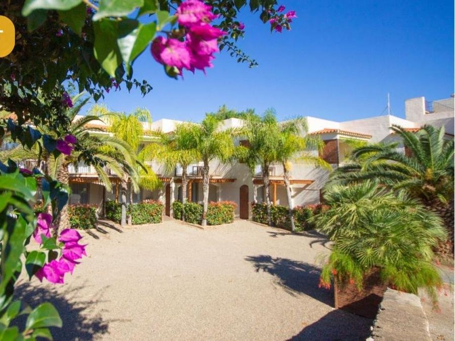Camping Pas Cher vous présente avec son site Officiel campingpascher.fr, le Camping Alannia Els Prats, situé sur la commune de Miami Playa dans le département Tarragone (Catalogne) en Espagne. Le camping Alannia Els Prats, vous présente un hébergement de type studio de 20 m² avec climatisation et télévision. Le camping Alannia Els Prats vous propose du sam. 26 septembre au sam. 03 octobre 2026, en promotion à -15% pour 7 nuits à 459,25 € au lieu de 543,0 € soit une Économie de 83,75 €. Cette location propose 126 dates différentes pour réserver votre séjour. Découvrez également les 11 autres gammes d'hébergements du camping. Les Avis clients pour le Camping Alannia Els Prats sont excellents avec une note moyenne de 8 sur 10. Mer, Parc aquatique, Piscine extérieure, Animations familiales, Club ados, Club enfants, Aire de jeux enfants, Baby-foot, Cyclisme, Piscine, Pétanque, Salle de fitness, Salle de jeux vidéo, Terrain multisports, Bar, Pizzeria, Plats à emporter, Restaurant, Snack/Bar, Épicerie,... En savoir plus : cliquez-ICI.