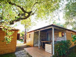 Camping Pas Cher vous présente avec son site Officiel campingpascher.fr, le Camping Alannia Els Prats, situé sur la commune de Miami Playa dans le département Tarragone (Catalogne) en Espagne. Le camping Alannia Els Prats, vous présente un hébergement de type bungalow de 30 m² pour 2 personnes avec climatisation et télévision. Le camping Alannia Els Prats vous propose du sam. 26 septembre au sam. 03 octobre 2026, en promotion à -15% pour 7 nuits à 538 € au lieu de 635,0 € soit une Économie de 97 €. Cette location propose 242 dates différentes pour réserver votre séjour. Découvrez également les 11 autres gammes d'hébergements du camping. Les Avis clients pour le Camping Alannia Els Prats sont excellents avec une note moyenne de 8 sur 10. Mer, Parc aquatique, Piscine extérieure, Animations familiales, Club ados, Club enfants, Aire de jeux enfants, Baby-foot, Cyclisme, Piscine, Pétanque, Salle de fitness, Salle de jeux vidéo, Terrain multisports, Bar, Pizzeria, Plats à emporter, Restaurant, Snack/Bar, Épicerie,... En savoir plus : cliquez-ICI.