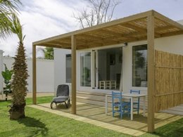 Camping Pas Cher vous présente avec son site Officiel campingpascher.fr, le Camping Alannia Els Prats, situé sur la commune de Miami Playa dans le département Tarragone (Catalogne) en Espagne. Le camping Alannia Els Prats, vous présente un hébergement de type bungalow de 36 m² pour 2 personnes avec climatisation et télévision. Le camping Alannia Els Prats vous propose du sam. 26 septembre au sam. 03 octobre 2026, en promotion à -15% pour 7 nuits à 565,62 € au lieu de 667,0 € soit une Économie de 101,38 €. Cette location propose 237 dates différentes pour réserver votre séjour. Découvrez également les 11 autres gammes d'hébergements du camping. Les Avis clients pour le Camping Alannia Els Prats sont excellents avec une note moyenne de 8 sur 10. Mer, Parc aquatique, Piscine extérieure, Animations familiales, Club ados, Club enfants, Aire de jeux enfants, Baby-foot, Cyclisme, Piscine, Pétanque, Salle de fitness, Salle de jeux vidéo, Terrain multisports, Bar, Pizzeria, Plats à emporter, Restaurant, Snack/Bar, Épicerie,... En savoir plus : cliquez-ICI.