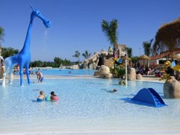 Camping Pas Cher vous présente avec son site Officiel campingpascher.fr, le Camping Alannia Els Prats, situé sur la commune de Miami Playa dans le département Tarragone (Catalogne) en Espagne. Le camping Alannia Els Prats, vous présente un hébergement de type bungalow de 36 m² pour 2 personnes avec climatisation et télévision. Le camping Alannia Els Prats vous propose du sam. 26 septembre au sam. 03 octobre 2026, en promotion à -15% pour 7 nuits à 565,62 € au lieu de 667,0 € soit une Économie de 101,38 €. Cette location propose 237 dates différentes pour réserver votre séjour. Découvrez également les 11 autres gammes d'hébergements du camping. Les Avis clients pour le Camping Alannia Els Prats sont excellents avec une note moyenne de 8 sur 10. Mer, Parc aquatique, Piscine extérieure, Animations familiales, Club ados, Club enfants, Aire de jeux enfants, Baby-foot, Cyclisme, Piscine, Pétanque, Salle de fitness, Salle de jeux vidéo, Terrain multisports, Bar, Pizzeria, Plats à emporter, Restaurant, Snack/Bar, Épicerie,... En savoir plus : cliquez-ICI.
