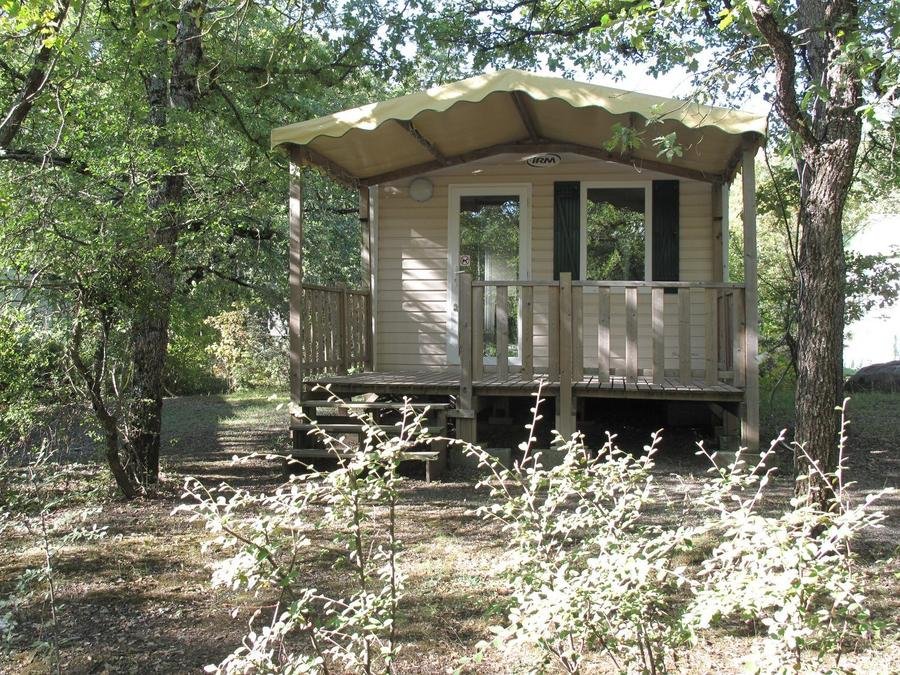 Camping Pas Cher vous présente avec son site Officiel campingpascher.fr, le Camping Les Bonnets classé 3 étoiles, situé sur la commune de Gap dans le département Hautes-alpes (Provence Alpes Côte D'azur) en France. Le camping Les Bonnets, vous présente un hébergement de type mobil-home de 16 m² pour 1 personne. Le camping Les Bonnets vous propose du sam. 22 août au sam. 29 août 2026 pour 7 nuits à 429€. Cette location propose 4 dates différentes pour réserver votre séjour. Découvrez également les 12 autres gammes d'hébergements du camping. Les Avis clients pour le Camping Les Bonnets sont excellents avec une note moyenne de 8 sur 10. Piscine chauffée, Piscine extérieure, Animations familiales, Aire de jeux enfants, Aire de jeux intérieure, Baby-foot, Canoë-kayak, Canyoning, Centre équestre, Court de tennis, Cyclisme, Escalade, Golf, Location de bateaux, Paddle, Parcours sportif, Ping-pong, Plongée, Pédalo, Pétanque, Rafting, Randonnée, Salle de fitness, Skatepark, Sports nautiques, Terrain de squash, Terrain de volley-ball, Terrain multisports, Trampoline, Voile, kiteSurf, Bar, Boulangerie, Brasserie, Buffet, Bureau de tabac, Créperie, Dépôt de pain, Plats à emporter, Restaurant, Restaurant asiatique, Snack/Bar, Station-service, Supermarché,... En savoir plus : cliquez-ICI.