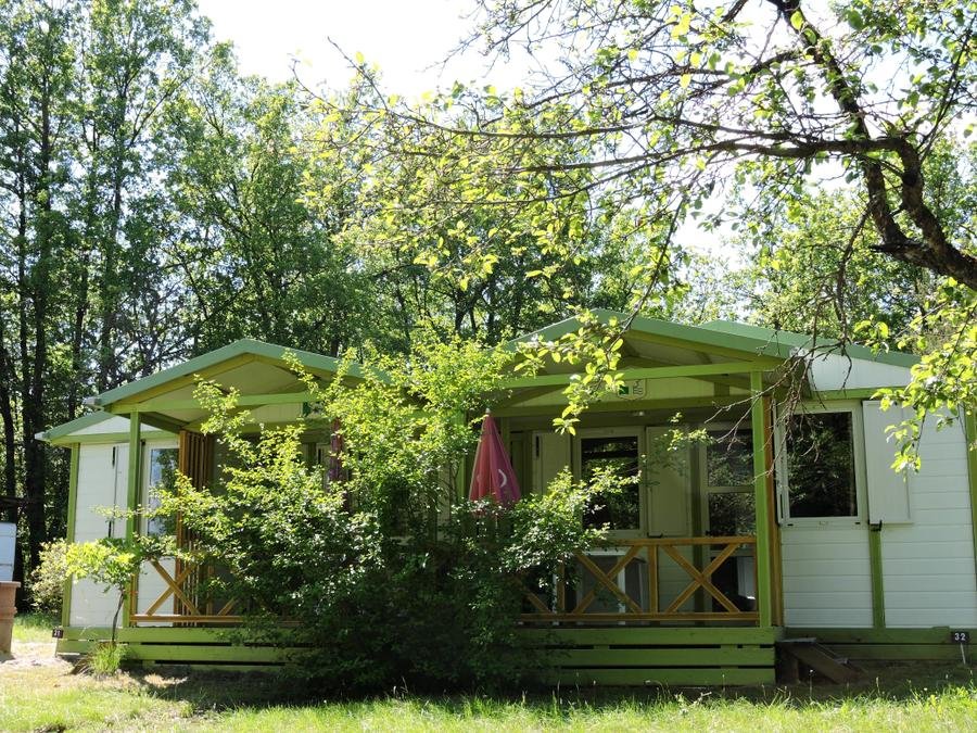 Camping Pas Cher vous présente avec son site Officiel campingpascher.fr, le Camping Les Bonnets classé 3 étoiles, situé sur la commune de Gap dans le département Hautes-alpes (Provence Alpes Côte D'azur) en France. Le camping Les Bonnets, vous présente un hébergement de type chalet de 20 m² pour 3 personnes. Le camping Les Bonnets vous propose du jeudi 04 juin au jeudi 11 juin 2026 avec un DÉPART DEMAIN pour 7 nuits à 369€. Cette location propose 48 dates différentes pour réserver votre séjour. Découvrez également les 9 autres gammes d'hébergements du camping. Les Avis clients pour le Camping Les Bonnets sont excellents avec une note moyenne de 8 sur 10. Piscine chauffée, Piscine extérieure, Animations familiales, Aire de jeux enfants, Aire de jeux intérieure, Baby-foot, Canoë-kayak, Canyoning, Centre équestre, Court de tennis, Cyclisme, Escalade, Golf, Location de bateaux, Paddle, Parcours sportif, Ping-pong, Plongée, Pédalo, Pétanque, Rafting, Randonnée, Salle de fitness, Skatepark, Sports nautiques, Terrain de squash, Terrain de volley-ball, Terrain multisports, Trampoline, Voile, kiteSurf, Bar, Boulangerie, Brasserie, Buffet, Bureau de tabac, Créperie, Dépôt de pain, Plats à emporter, Restaurant, Restaurant asiatique, Snack/Bar, Station-service, Supermarché,... En savoir plus : cliquez-ICI.