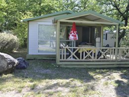 Camping Pas Cher vous présente avec son site Officiel campingpascher.fr, le Camping Les Bonnets classé 3 étoiles, situé sur la commune de Gap dans le département Hautes-alpes (Provence Alpes Côte D'azur) en France. Le camping Les Bonnets, vous présente un hébergement de type chalet de 24 m² pour 2 personnes. Le camping Les Bonnets vous propose du sam. 04 avril au sam. 11 avril 2026 pour 7 nuits à 329€. Cette location propose 115 dates différentes pour réserver votre séjour. Découvrez également les 12 autres gammes d'hébergements du camping. Les Avis clients pour le Camping Les Bonnets sont excellents avec une note moyenne de 8 sur 10. Piscine chauffée, Piscine extérieure, Animations familiales, Aire de jeux enfants, Aire de jeux intérieure, Baby-foot, Canoë-kayak, Canyoning, Centre équestre, Court de tennis, Cyclisme, Escalade, Golf, Location de bateaux, Paddle, Parcours sportif, Ping-pong, Plongée, Pédalo, Pétanque, Rafting, Randonnée, Salle de fitness, Skatepark, Sports nautiques, Terrain de squash, Terrain de volley-ball, Terrain multisports, Trampoline, Voile, kiteSurf, Bar, Boulangerie, Brasserie, Buffet, Bureau de tabac, Créperie, Dépôt de pain, Plats à emporter, Restaurant, Restaurant asiatique, Snack/Bar, Station-service, Supermarché,... En savoir plus : cliquez-ICI.