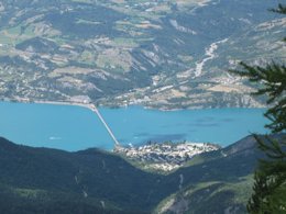 Camping Pas Cher vous présente avec son site Officiel campingpascher.fr, le Camping Les Bonnets classé 3 étoiles, situé sur la commune de Gap dans le département Hautes-alpes (Provence Alpes Côte D'azur) en France. Le camping Les Bonnets, vous présente un hébergement de type mobil-home de 25 m² pour 2 personnes. Le camping Les Bonnets vous propose du sam. 04 avril au sam. 11 avril 2026 pour 7 nuits à 359€. Cette location propose 115 dates différentes pour réserver votre séjour. Découvrez également les 12 autres gammes d'hébergements du camping. Les Avis clients pour le Camping Les Bonnets sont excellents avec une note moyenne de 8 sur 10. Piscine chauffée, Piscine extérieure, Animations familiales, Aire de jeux enfants, Aire de jeux intérieure, Baby-foot, Canoë-kayak, Canyoning, Centre équestre, Court de tennis, Cyclisme, Escalade, Golf, Location de bateaux, Paddle, Parcours sportif, Ping-pong, Plongée, Pédalo, Pétanque, Rafting, Randonnée, Salle de fitness, Skatepark, Sports nautiques, Terrain de squash, Terrain de volley-ball, Terrain multisports, Trampoline, Voile, kiteSurf, Bar, Boulangerie, Brasserie, Buffet, Bureau de tabac, Créperie, Dépôt de pain, Plats à emporter, Restaurant, Restaurant asiatique, Snack/Bar, Station-service, Supermarché,... En savoir plus : cliquez-ICI.