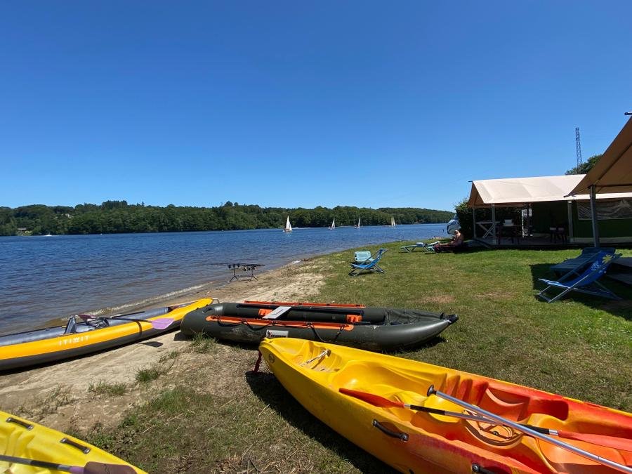 Camping Pas Cher vous présente avec son site Officiel campingpascher.fr, le Camping Flower Le Port De Neuvic classé 3 étoiles, situé sur la commune de Neuvic dans le département Corrèze (Limousin) en France. Le camping Flower Le Port De Neuvic vous propose un hébergement de type tente en toile et bois de 37 m² pour 4 personnes. L'établissement vous propose 8 autres types d'hébergements. Découvrez tous nos séjours à petits prix dans la commune et aux alentours de Neuvic du département : Corrèze (Limousin). Les Avis clients pour le Camping Flower Le Port De Neuvic sont excellents avec une note moyenne de 8 sur 10. Lac, Animations familiales, Club enfants, Aire de jeux enfants, Canoë-kayak, Centre équestre, Golf, Paddle, Ping-pong, Pédalo, Pétanque, Randonnée, Salle de jeux vidéo, Structure gonflable enfants, Terrain de volley-ball, Voile, Bar, Boulangerie, Restaurant,... En savoir plus : cliquez-ICI.