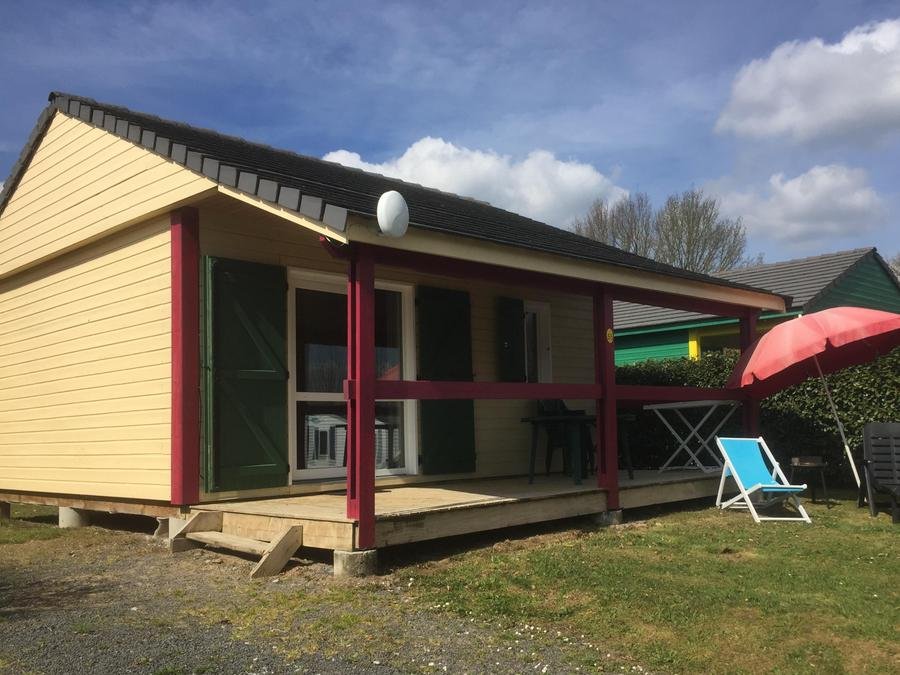 Camping Pas Cher vous présente avec son site Officiel campingpascher.fr, le Camping Flower Le Port De Neuvic classé 3 étoiles, situé sur la commune de Neuvic dans le département Corrèze (Limousin) en France. Le camping Flower Le Port De Neuvic vous propose un hébergement de type chalet de 40 m² pour 2 personnes. L'établissement vous propose 3 autres types d'hébergements. Découvrez tous nos séjours à petits prix dans la commune et aux alentours de Neuvic du département : Corrèze (Limousin). Les Avis clients pour le Camping Flower Le Port De Neuvic sont excellents avec une note moyenne de 8 sur 10. Lac, Animation enfants, Aire de jeux enfants, Canoë-kayak, Centre équestre, Cyclisme, Golf, Paddle, Ping-pong, Pédalo, Pétanque, Randonnée, Salle de jeux vidéo, Structure gonflable enfants, Terrain de volley-ball, Voile, Bar, Dépôt de pain,... En savoir plus : cliquez-ICI.
