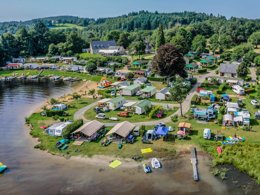 Camping Pas Cher vous présente avec son site Officiel campingpascher.fr, le Camping Flower Le Port De Neuvic classé 3 étoiles, situé sur la commune de Neuvic dans le département Corrèze (Limousin) en France. Le camping Flower Le Port De Neuvic vous propose un hébergement de type chalet de 40 m² pour 2 personnes. L'établissement vous propose 3 autres types d'hébergements. Découvrez tous nos séjours à petits prix dans la commune et aux alentours de Neuvic du département : Corrèze (Limousin). Les Avis clients pour le Camping Flower Le Port De Neuvic sont excellents avec une note moyenne de 8 sur 10. Lac, Animation enfants, Aire de jeux enfants, Canoë-kayak, Centre équestre, Cyclisme, Golf, Paddle, Ping-pong, Pédalo, Pétanque, Randonnée, Salle de jeux vidéo, Structure gonflable enfants, Terrain de volley-ball, Voile, Bar, Dépôt de pain,... En savoir plus : cliquez-ICI.