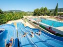 Camping Pas Cher vous présente avec son site Officiel campingpascher.fr, le Camping CAMPASUN Les Hautes Prairies classé 4 étoiles, situé sur la commune de Lourmarin dans le département Vaucluse (Provence Alpes Côte D'azur) en France. Le camping CAMPASUN Les Hautes Prairies vous propose un hébergement de type mobil-home de 28 m² avec climatisation (télévision). L'établissement vous propose 6 autres types d'hébergements. Découvrez tous nos séjours à petits prix dans la commune et aux alentours de Lourmarin du département : Vaucluse (Provence Alpes Côte D'azur). Les Avis clients pour le Camping CAMPASUN Les Hautes Prairies sont de 7 sur 10. Piscine chauffée, Piscine extérieure, Animations familiales, Club enfants, Aire de jeux enfants, Court de tennis, Ping-pong, Pétanque, Terrain multisports, Trampoline, Bar, Dépôt de pain, Restaurant,... En savoir plus : cliquez-ICI.