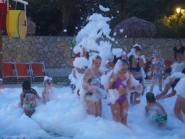 Camping Pas Cher vous présente avec son site Officiel campingpascher.fr, le Camping CAMPASUN Les Hautes Prairies classé 4 étoiles, situé sur la commune de Lourmarin dans le département Vaucluse (Provence Alpes Côte D'azur) en France. Le camping CAMPASUN Les Hautes Prairies, vous présente un hébergement de type mobil-home de 20 m² avec climatisation et télévision. Le camping CAMPASUN Les Hautes Prairies vous propose du dimanche 20 septembre au dimanche 27 septembre 2026 pour 7 nuits à 402.6€. Cette location propose 145 dates différentes pour réserver votre séjour. Découvrez également les 7 autres gammes d'hébergements du camping. Les Avis clients pour le Camping CAMPASUN Les Hautes Prairies sont de 7 sur 10. Piscine chauffée, Piscine extérieure, Animations familiales, Club enfants, Aire de jeux enfants, Court de tennis, Ping-pong, Pétanque, Terrain multisports, Trampoline, Bar, Dépôt de pain, Restaurant,... En savoir plus : cliquez-ICI.