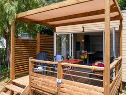 Camping Pas Cher vous présente avec son site Officiel campingpascher.fr, le Camping CAMPASUN Les Hautes Prairies classé 4 étoiles, situé sur la commune de Lourmarin dans le département Vaucluse (Provence Alpes Côte D'azur) en France. Le camping CAMPASUN Les Hautes Prairies, vous présente un hébergement de type mobil-home de 20 m² avec climatisation et télévision. Le camping CAMPASUN Les Hautes Prairies vous propose du dimanche 20 septembre au dimanche 27 septembre 2026 pour 7 nuits à 402.6€. Cette location propose 145 dates différentes pour réserver votre séjour. Découvrez également les 7 autres gammes d'hébergements du camping. Les Avis clients pour le Camping CAMPASUN Les Hautes Prairies sont de 7 sur 10. Piscine chauffée, Piscine extérieure, Animations familiales, Club enfants, Aire de jeux enfants, Court de tennis, Ping-pong, Pétanque, Terrain multisports, Trampoline, Bar, Dépôt de pain, Restaurant,... En savoir plus : cliquez-ICI.