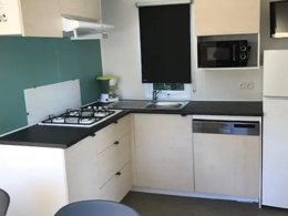 Camping Pas Cher vous présente avec son site Officiel campingpascher.fr, le Camping CAMPASUN Les Hautes Prairies classé 4 étoiles, situé sur la commune de Lourmarin dans le département Vaucluse (Provence Alpes Côte D'azur) en France. Le camping CAMPASUN Les Hautes Prairies, vous présente un hébergement de type mobil-home de 28 m² avec climatisation et télévision. Le camping CAMPASUN Les Hautes Prairies vous propose du dimanche 03 mai au dimanche 10 mai 2026 pour 7 nuits à 550€. Cette location propose 98 dates différentes pour réserver votre séjour. Découvrez également les 7 autres gammes d'hébergements du camping. Les Avis clients pour le Camping CAMPASUN Les Hautes Prairies sont de 7 sur 10. Piscine chauffée, Piscine extérieure, Animations familiales, Club enfants, Aire de jeux enfants, Court de tennis, Ping-pong, Pétanque, Terrain multisports, Trampoline, Bar, Dépôt de pain, Restaurant,... En savoir plus : cliquez-ICI.