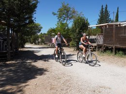Camping Pas Cher vous présente avec son site Officiel campingpascher.fr, le Camping CAMPASUN Les Hautes Prairies classé 4 étoiles, situé sur la commune de Lourmarin dans le département Vaucluse (Provence Alpes Côte D'azur) en France. Le camping CAMPASUN Les Hautes Prairies, vous présente un hébergement de type mobil-home de 28 m² avec climatisation et télévision. Le camping CAMPASUN Les Hautes Prairies vous propose du dimanche 03 mai au dimanche 10 mai 2026 pour 7 nuits à 550€. Cette location propose 98 dates différentes pour réserver votre séjour. Découvrez également les 7 autres gammes d'hébergements du camping. Les Avis clients pour le Camping CAMPASUN Les Hautes Prairies sont de 7 sur 10. Piscine chauffée, Piscine extérieure, Animations familiales, Club enfants, Aire de jeux enfants, Court de tennis, Ping-pong, Pétanque, Terrain multisports, Trampoline, Bar, Dépôt de pain, Restaurant,... En savoir plus : cliquez-ICI.