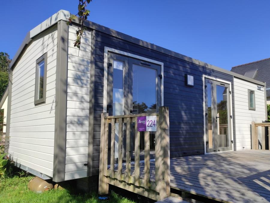 Camping Pas Cher vous présente avec son site Officiel campingpascher.fr, le Camping Le Raguènes Plage classé 4 étoiles, situé sur la commune de Névez dans le département Finistère (Bretagne) en France. Le camping Le Raguènes Plage vous propose un hébergement de type mobil-home de 30 m² pour 1 personne (télévision). L'établissement vous propose 12 autres types d'hébergements. Découvrez tous nos séjours à petits prix dans la commune et aux alentours de Névez du département : Finistère (Bretagne). Les Avis clients pour le Camping Le Raguènes Plage sont de 7 sur 10. Mer, Parc aquatique, Piscine couverte, Piscine extérieure, Animation enfants, Animations familiales, Aire de jeux enfants, Baby-foot, Centre équestre, Cyclisme, Parcours sportif, Ping-pong, Piscine, Pétanque, Randonnée, Salle de fitness, Salle de jeux vidéo, Surf, Terrain de football, Terrain de volley-ball, Terrain multisports, Trampoline, Plats à emporter, Épicerie,... En savoir plus : cliquez-ICI.