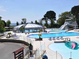 Camping Pas Cher vous présente avec son site Officiel campingpascher.fr, le Camping Le Raguènes Plage classé 4 étoiles, situé sur la commune de Névez dans le département Finistère (Bretagne) en France. Le camping Le Raguènes Plage vous propose un hébergement de type mobil-home de 30 m² pour 1 personne (télévision). L'établissement vous propose 12 autres types d'hébergements. Découvrez tous nos séjours à petits prix dans la commune et aux alentours de Névez du département : Finistère (Bretagne). Les Avis clients pour le Camping Le Raguènes Plage sont de 7 sur 10. Mer, Parc aquatique, Piscine couverte, Piscine extérieure, Animation enfants, Animations familiales, Aire de jeux enfants, Baby-foot, Centre équestre, Cyclisme, Parcours sportif, Ping-pong, Piscine, Pétanque, Randonnée, Salle de fitness, Salle de jeux vidéo, Surf, Terrain de football, Terrain de volley-ball, Terrain multisports, Trampoline, Plats à emporter, Épicerie,... En savoir plus : cliquez-ICI.