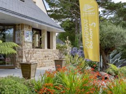 Camping Pas Cher vous présente avec son site Officiel campingpascher.fr, le Camping Sandaya Les Deux Fontaines classé 4 étoiles, situé sur la commune de Névez dans le département Finistère (Bretagne) en France. Le camping Sandaya Les Deux Fontaines, vous présente un hébergement de type mobil-home de 62 m² et télévision. Le camping Sandaya Les Deux Fontaines vous propose du sam. 12 septembre au sam. 19 septembre 2026, en promotion à -20% pour 7 nuits à 806,40 € au lieu de 1008,0 € soit une Économie de 201,60 €. Cette location propose 84 dates différentes pour réserver votre séjour. Découvrez également les 14 autres gammes d'hébergements du camping. Les Avis clients pour le Camping Sandaya Les Deux Fontaines sont de 7 sur 10. Parc aquatique, Piscine couverte, Piscine extérieure, Animations familiales, Club ados, Club enfants, Aire de jeux enfants, Club enfant de nuit, Court de tennis, Cyclisme, Paddle, Ping-pong, Planche à voile, Pétanque, Randonnée, Salle de fitness, Skatepark, Structure gonflable enfants, Surf, Terrain de badminton, Terrain de beach-volley, Terrain de football, Voile, Bar, Boulangerie, Pizzeria, Snack/Bar, Épicerie,... En savoir plus : cliquez-ICI.