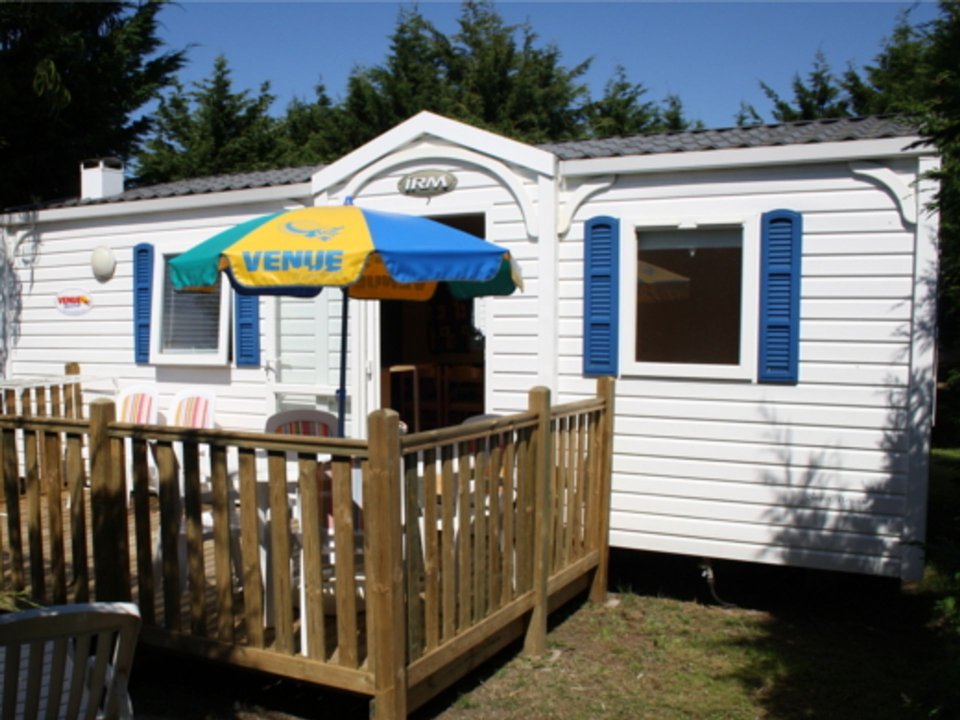 Camping Pas Cher vous présente avec son site Officiel campingpascher.fr, le Camping Playa Joyel classé 4 étoiles, situé sur la commune de Noja dans le département Cantabria (Cantabrie) en Espagne. Le camping Playa Joyel vous propose un hébergement de type mobil-home de 30 m² avec climatisation. L'établissement vous propose 3 autres types d'hébergements. Découvrez tous nos séjours à petits prix dans la commune et aux alentours de Noja du département : Cantabria (Cantabrie). Les Avis clients pour le Camping Playa Joyel sont excellents avec une note moyenne de 8 sur 10. Mer, Piscine extérieure, Animations familiales, Club enfants, Aire de jeux enfants, Court de tennis, Golf, Ping-pong, Salle de fitness, Surf, Terrain de football, Terrain multisports, Bar, Bureau de tabac, Dépôt de pain, Pizzeria, Restaurant, Snack/Bar, Épicerie,... En savoir plus : cliquez-ICI.