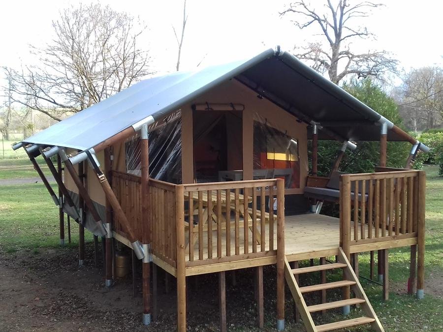 Camping Pas Cher vous présente avec son site Officiel campingpascher.fr, le Camping Les Loges classé 3 étoiles, situé sur la commune de Nonette dans le département Puy-de-dôme (Auvergne) en France. Le camping Les Loges, vous présente un hébergement de type lodge de 16 m². Le camping Les Loges vous propose du sam. 19 septembre au sam. 26 septembre 2026 pour 7 nuits à 220€. Cette location propose 76 dates différentes pour réserver votre séjour. Découvrez également les 8 autres gammes d'hébergements du camping. Les Avis clients pour le Camping Les Loges sont excellents avec une note moyenne de 8 sur 10. Rivière, Piscine chauffée, Piscine extérieure, Animations familiales, Club enfants, Aire de jeux enfants, Canoë-kayak, Court de tennis, Cyclisme, Golf, Ping-pong, Pétanque, Randonnée, Salle de jeux vidéo, Terrain de volley-ball, Bar, Dépôt de pain, Pizzeria, Plats à emporter, Restaurant,... En savoir plus : cliquez-ICI.