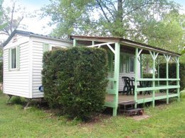 Camping Pas Cher vous présente avec son site Officiel campingpascher.fr, le Camping Les Loges classé 3 étoiles, situé sur la commune de Nonette dans le département Puy-de-dôme (Auvergne) en France. Le camping Les Loges, vous présente un hébergement de type mobil-home de 21 m². Le camping Les Loges vous propose du vendredi 03 avril au vendredi 10 avril 2026 pour 7 nuits à 280€. Cette location propose 135 dates différentes pour réserver votre séjour. Découvrez également les 7 autres gammes d'hébergements du camping. Les Avis clients pour le Camping Les Loges sont excellents avec une note moyenne de 8 sur 10. Rivière, Piscine chauffée, Piscine extérieure, Animations familiales, Club enfants, Aire de jeux enfants, Canoë-kayak, Court de tennis, Cyclisme, Golf, Ping-pong, Pétanque, Randonnée, Salle de jeux vidéo, Terrain de volley-ball, Bar, Dépôt de pain, Pizzeria, Plats à emporter, Restaurant,... En savoir plus : cliquez-ICI.