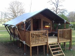 Camping Pas Cher vous présente avec son site Officiel campingpascher.fr, le Camping Les Loges classé 3 étoiles, situé sur la commune de Nonette dans le département Puy-de-dôme (Auvergne) en France. Le camping Les Loges, vous présente un hébergement de type lodge de 16 m². Le camping Les Loges vous propose du vendredi 03 avril au vendredi 10 avril 2026 pour 7 nuits à 220€. Cette location propose 135 dates différentes pour réserver votre séjour. Découvrez également les 7 autres gammes d'hébergements du camping. Les Avis clients pour le Camping Les Loges sont excellents avec une note moyenne de 8 sur 10. Rivière, Piscine chauffée, Piscine extérieure, Animations familiales, Club enfants, Aire de jeux enfants, Canoë-kayak, Court de tennis, Cyclisme, Golf, Ping-pong, Pétanque, Randonnée, Salle de jeux vidéo, Terrain de volley-ball, Bar, Dépôt de pain, Pizzeria, Plats à emporter, Restaurant,... En savoir plus : cliquez-ICI.