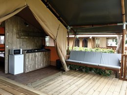 Camping Pas Cher vous présente avec son site Officiel campingpascher.fr, le Camping Les Loges classé 3 étoiles, situé sur la commune de Nonette dans le département Puy-de-dôme (Auvergne) en France. Le camping Les Loges, vous présente un hébergement de type lodge de 27 m² pour 4 personnes. Le camping Les Loges vous propose du vendredi 03 avril au vendredi 10 avril 2026 pour 7 nuits à 330€. Cette location propose 135 dates différentes pour réserver votre séjour. Découvrez également les 7 autres gammes d'hébergements du camping. Les Avis clients pour le Camping Les Loges sont excellents avec une note moyenne de 8 sur 10. Rivière, Piscine chauffée, Piscine extérieure, Animations familiales, Club enfants, Aire de jeux enfants, Canoë-kayak, Court de tennis, Cyclisme, Golf, Ping-pong, Pétanque, Randonnée, Salle de jeux vidéo, Terrain de volley-ball, Bar, Dépôt de pain, Pizzeria, Plats à emporter, Restaurant,... En savoir plus : cliquez-ICI.