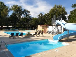 Camping Pas Cher vous présente avec son site Officiel campingpascher.fr, le Camping Les Loges classé 3 étoiles, situé sur la commune de Nonette dans le département Puy-de-dôme (Auvergne) en France. Le camping Les Loges, vous présente un hébergement de type lodge de 27 m² pour 4 personnes. Le camping Les Loges vous propose du vendredi 03 avril au vendredi 10 avril 2026 pour 7 nuits à 330€. Cette location propose 135 dates différentes pour réserver votre séjour. Découvrez également les 7 autres gammes d'hébergements du camping. Les Avis clients pour le Camping Les Loges sont excellents avec une note moyenne de 8 sur 10. Rivière, Piscine chauffée, Piscine extérieure, Animations familiales, Club enfants, Aire de jeux enfants, Canoë-kayak, Court de tennis, Cyclisme, Golf, Ping-pong, Pétanque, Randonnée, Salle de jeux vidéo, Terrain de volley-ball, Bar, Dépôt de pain, Pizzeria, Plats à emporter, Restaurant,... En savoir plus : cliquez-ICI.