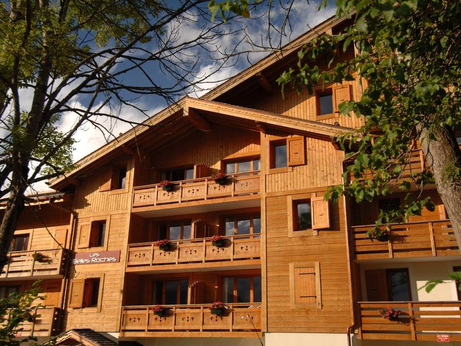 Camping Pas Cher vous présente avec son site Officiel campingpascher.fr, la Résidence Odalys Référence Les Belles Roches classé 4 étoiles, située sur la commune de Notre Dame De Bellecombe dans le département Savoie (Rhône Alpes) en France. La résidence Odalys Référence Les Belles Roches, vous présente un hébergement de type appartement de 51 m² et télévision. La résidence Odalys Référence Les Belles Roches vous propose du sam. 13 juin au sam. 20 juin 2026 pour 7 nuits à 499€. Cette location propose 5 dates différentes pour réserver votre séjour. Découvrez également les 3 autres gammes d'hébergements de la résidence. Les Avis clients pour la Résidence Odalys Référence Les Belles Roches sont de 7 sur 10. Piscine chauffée, Piscine couverte, Court de tennis, Piscine,... En savoir plus : cliquez-ICI.