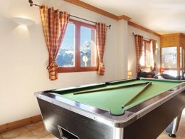 Camping Pas Cher vous présente avec son site Officiel campingpascher.fr, la Résidence Odalys Référence Les Belles Roches classé 4 étoiles, située sur la commune de Notre Dame De Bellecombe dans le département Savoie (Rhône Alpes) en France. La résidence Odalys Référence Les Belles Roches, vous présente un hébergement de type appartement de 48 m² et télévision. La résidence Odalys Référence Les Belles Roches vous propose du sam. 13 juin au sam. 20 juin 2026 pour 7 nuits à 429€. Cette location propose 16 dates différentes pour réserver votre séjour. Découvrez également les 3 autres gammes d'hébergements de la résidence. Les Avis clients pour la Résidence Odalys Référence Les Belles Roches sont de 7 sur 10. Piscine chauffée, Piscine couverte, Court de tennis, Piscine,... En savoir plus : cliquez-ICI.