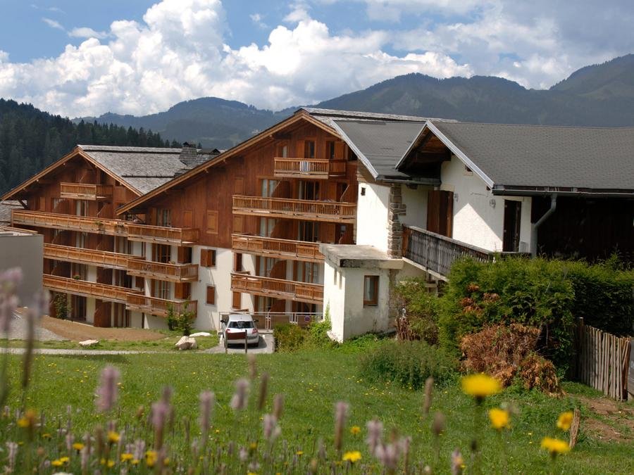 Camping Pas Cher vous présente avec son site Officiel campingpascher.fr, la Résidence Odalys Référence Le Village classé 4 étoiles, située sur la commune de Notre Dame De Bellecombe dans le département Savoie (Rhône Alpes) en France. La résidence Odalys Référence Le Village, vous présente un hébergement de type appartement de 48 m² et télévision. La résidence Odalys Référence Le Village vous proposeun séjour PAS CHER avec une REMISEdu sam. 13 juin au sam. 20 juin 2026, en promotion à -30% pour 7 nuits à 300,30 € au lieu de 429,0 € soit une Économie de 128,70 €. Cette location propose 15 dates différentes pour réserver votre séjour. Découvrez également les 4 autres gammes d'hébergements de la résidence. Les Avis clients pour la Résidence Odalys Référence Le Village sont excellents avec une note moyenne de 8 sur 10. Piscine chauffée, Piscine couverte, Golf, Piscine, Boulangerie, Restaurant,... En savoir plus : cliquez-ICI.