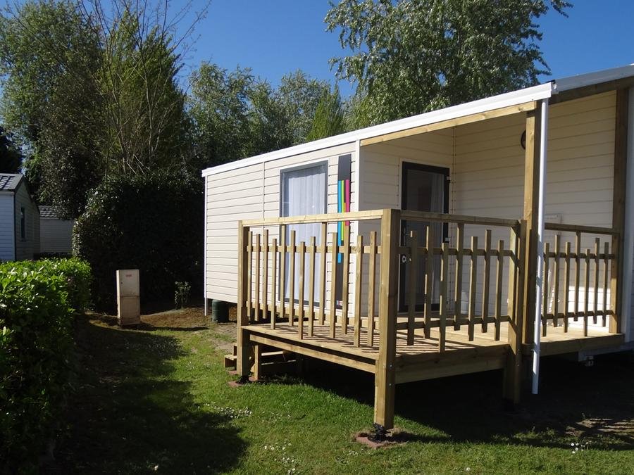 Camping Pas Cher vous présente avec son site Officiel campingpascher.fr, le Camping L'Albizia classé 4 étoiles, situé sur la commune de Notre Dame De Monts dans le département Vendée (Pays De La Loire) en France. Le camping L'Albizia, vous présente un hébergement de type mobil-home de 23 m² pour 2 personnes. Le camping L'Albizia vous propose du dimanche 20 septembre au dimanche 27 septembre 2026 pour 7 nuits à 300€. Cette location propose 27 dates différentes pour réserver votre séjour. Découvrez également les 13 autres gammes d'hébergements du camping. Les Avis clients pour le Camping L'Albizia sont excellents avec une note moyenne de 8 sur 10. Piscine couverte, Piscine extérieure, Animations familiales, Club enfants, Aire de jeux enfants, Canoë-kayak, Court de tennis, Cyclisme, Ping-pong, Piscine, Planche à voile, Pétanque, Randonnée, Terrain multisports, Bar, Dépôt de pain, Plats à emporter, Restaurant, Snack/Bar, Supermarché, Épicerie,... En savoir plus : cliquez-ICI.