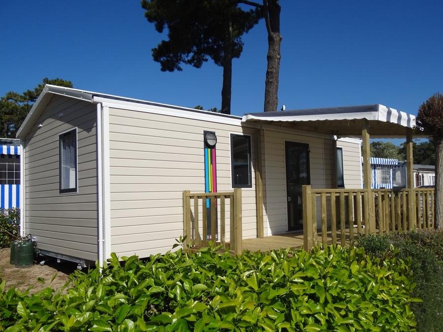 Camping Pas Cher vous présente avec son site Officiel campingpascher.fr, le Camping L'Albizia classé 4 étoiles, situé sur la commune de Notre Dame De Monts dans le département Vendée (Pays De La Loire) en France. Le camping L'Albizia vous propose un hébergement de type mobil-home de 27 m² pour 2 personnes (télévision). Cet hébergement propose plus de 24 dates différentes pour réserver ! Pour dévouvrir la période la moins chère, consultez la rubrique 'Tarifs' et sélectionnez votre mois de départ. L'établissement vous propose 13 autres types d'hébergements. Découvrez tous nos séjours à petits prix dans la commune et aux alentours de Notre Dame De Monts du département : Vendée (Pays De La Loire). Les Avis clients pour le Camping L'Albizia sont excellents avec une note moyenne de 8 sur 10. Piscine couverte, Piscine extérieure, Animations familiales, Club enfants, Aire de jeux enfants, Canoë-kayak, Court de tennis, Cyclisme, Ping-pong, Piscine, Planche à voile, Pétanque, Randonnée, Terrain multisports, Bar, Dépôt de pain, Plats à emporter, Restaurant, Snack/Bar, Supermarché, Épicerie,... En savoir plus : cliquez-ICI.