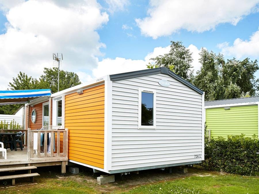 Camping Pas Cher vous présente avec son site Officiel campingpascher.fr, le Camping L'Albizia classé 4 étoiles, situé sur la commune de Notre Dame De Monts dans le département Vendée (Pays De La Loire) en France. Le camping L'Albizia, vous présente un hébergement de type mobil-home de 28 m² pour 2 personnes et télévision. Le camping L'Albizia vous propose du dimanche 21 juin au dimanche 28 juin 2026 pour 7 nuits à 356€. Cette location propose 38 dates différentes pour réserver votre séjour. Découvrez également les 13 autres gammes d'hébergements du camping. Les Avis clients pour le Camping L'Albizia sont excellents avec une note moyenne de 8 sur 10. Piscine couverte, Piscine extérieure, Animations familiales, Club enfants, Aire de jeux enfants, Canoë-kayak, Court de tennis, Cyclisme, Ping-pong, Piscine, Planche à voile, Pétanque, Randonnée, Terrain multisports, Bar, Dépôt de pain, Plats à emporter, Restaurant, Snack/Bar, Supermarché, Épicerie,... En savoir plus : cliquez-ICI.
