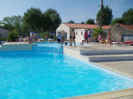 Camping Pas Cher vous présente avec son site Officiel campingpascher.fr, le Camping De La Rive classé 3 étoiles, situé sur la commune de Notre Dame De Monts dans le département Vendée (Pays De La Loire) en France. Le camping De La Rive, vous présente un hébergement de type mobil-home de 30 m² pour 4 personnes et télévision. Le camping De La Rive vous propose du dimanche 21 juin au dimanche 28 juin 2026 pour 7 nuits à 300€. Cette location propose 9 dates différentes pour réserver votre séjour. Découvrez également les 2 autres gammes d'hébergements du camping. Les Avis clients pour le Camping De La Rive sont excellents avec une note moyenne de 8 sur 10. Piscine chauffée, Piscine extérieure, Animations familiales, Club enfants, Aire de jeux enfants, Baby-foot, Centre équestre, Ping-pong, Piscine, Pétanque, Randonnée, Skatepark, Bar, Bureau de tabac, Créperie, Dépôt de pain, Restaurant, Snack/Bar, Station-service, Supermarché, Épicerie,... En savoir plus : cliquez-ICI.