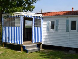 Camping Pas Cher vous présente avec son site Officiel campingpascher.fr, le Camping De La Rive classé 3 étoiles, situé sur la commune de Notre Dame De Monts dans le département Vendée (Pays De La Loire) en France. Le camping De La Rive, vous présente un hébergement de type mobil-home de 33 m² pour 6 personnes et télévision. Le camping De La Rive vous propose du sam. 04 avril au sam. 11 avril 2026 pour 7 nuits à 400€. Cette location propose 26 dates différentes pour réserver votre séjour. Découvrez également les 2 autres gammes d'hébergements du camping. Les Avis clients pour le Camping De La Rive sont excellents avec une note moyenne de 8 sur 10. Piscine chauffée, Piscine extérieure, Animations familiales, Club enfants, Aire de jeux enfants, Baby-foot, Centre équestre, Ping-pong, Piscine, Pétanque, Randonnée, Skatepark, Bar, Bureau de tabac, Créperie, Dépôt de pain, Restaurant, Snack/Bar, Station-service, Supermarché, Épicerie,... En savoir plus : cliquez-ICI.