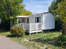 Camping Pas Cher vous présente avec son site Officiel campingpascher.fr, le Camping De La Rive classé 3 étoiles, situé sur la commune de Notre Dame De Monts dans le département Vendée (Pays De La Loire) en France. Le camping De La Rive, vous présente un hébergement de type mobil-home de 30 m² pour 4 personnes et télévision. Le camping De La Rive vous propose du sam. 04 avril au sam. 11 avril 2026 pour 7 nuits à 300€. Cette location propose 24 dates différentes pour réserver votre séjour. Découvrez également les 2 autres gammes d'hébergements du camping. Les Avis clients pour le Camping De La Rive sont excellents avec une note moyenne de 8 sur 10. Piscine chauffée, Piscine extérieure, Animations familiales, Club enfants, Aire de jeux enfants, Baby-foot, Centre équestre, Ping-pong, Piscine, Pétanque, Randonnée, Skatepark, Bar, Bureau de tabac, Créperie, Dépôt de pain, Restaurant, Snack/Bar, Station-service, Supermarché, Épicerie,... En savoir plus : cliquez-ICI.