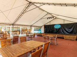 Camping Pas Cher vous présente avec son site Officiel campingpascher.fr, le Camping Paradis La Vallée Du Lot classé 3 étoiles, situé sur la commune de Pujols dans le département Lot-et-garonne (Aquitaine) en France. Le camping Paradis La Vallée Du Lot, vous présente un hébergement de type tente en toile et bois de 20 m² pour 4 personnes. Le camping Paradis La Vallée Du Lot vous propose du vendredi 26 juin au vendredi 03 juillet 2026, en promotion à -10% pour 7 nuits à 175 € au lieu de 195,0 € soit une Économie de 20 €. Cette location propose 33 dates différentes pour réserver votre séjour. Découvrez également les 11 autres gammes d'hébergements du camping. Les Avis clients pour le Camping Paradis La Vallée Du Lot sont excellents avec une note moyenne de 8 sur 10. Piscine extérieure, Animations familiales, Club enfants, Aire de jeux enfants, Cyclisme, Ping-pong, Pétanque, Randonnée, Terrain de beach-volley, Bar, Dépôt de pain, Plats à emporter, Snack/Bar,... En savoir plus : cliquez-ICI.