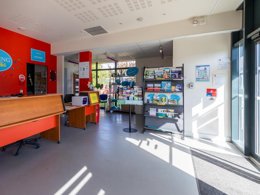 Camping Pas Cher vous présente avec son site Officiel campingpascher.fr, le Camping Paradis La Vallée Du Lot classé 3 étoiles, situé sur la commune de Pujols dans le département Lot-et-garonne (Aquitaine) en France. Le camping Paradis La Vallée Du Lot, vous présente un hébergement de type mobil-home de 32 m² pour 4 personnes avec climatisation et télévision. Le camping Paradis La Vallée Du Lot vous propose du vendredi 24 avril au vendredi 01 mai 2026, en promotion à -11% pour 7 nuits à 169 € au lieu de 190,0 € soit une Économie de 21 €. Cette location propose 131 dates différentes pour réserver votre séjour. Découvrez également les 11 autres gammes d'hébergements du camping. Les Avis clients pour le Camping Paradis La Vallée Du Lot sont excellents avec une note moyenne de 8 sur 10. Piscine extérieure, Animations familiales, Club enfants, Aire de jeux enfants, Cyclisme, Ping-pong, Pétanque, Randonnée, Terrain de beach-volley, Bar, Dépôt de pain, Plats à emporter, Snack/Bar,... En savoir plus : cliquez-ICI.