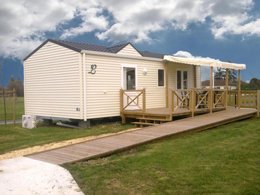 Camping Pas Cher vous présente avec son site Officiel campingpascher.fr, le Camping Paradis La Vallée Du Lot classé 3 étoiles, situé sur la commune de Pujols dans le département Lot-et-garonne (Aquitaine) en France. Le camping Paradis La Vallée Du Lot, vous présente un hébergement de type mobil-home de 32 m² pour 4 personnes avec climatisation et télévision. Le camping Paradis La Vallée Du Lot vous propose du vendredi 24 avril au vendredi 01 mai 2026, en promotion à -11% pour 7 nuits à 169 € au lieu de 190,0 € soit une Économie de 21 €. Cette location propose 131 dates différentes pour réserver votre séjour. Découvrez également les 11 autres gammes d'hébergements du camping. Les Avis clients pour le Camping Paradis La Vallée Du Lot sont excellents avec une note moyenne de 8 sur 10. Piscine extérieure, Animations familiales, Club enfants, Aire de jeux enfants, Cyclisme, Ping-pong, Pétanque, Randonnée, Terrain de beach-volley, Bar, Dépôt de pain, Plats à emporter, Snack/Bar,... En savoir plus : cliquez-ICI.