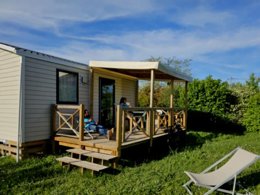 Camping Pas Cher vous présente avec son site Officiel campingpascher.fr, le Camping Paradis La Vallée Du Lot classé 3 étoiles, situé sur la commune de Pujols dans le département Lot-et-garonne (Aquitaine) en France. Le camping Paradis La Vallée Du Lot, vous présente un hébergement de type mobil-home de 20 m² pour 2 personnes avec climatisation et télévision. Le camping Paradis La Vallée Du Lot vous propose du vendredi 16 octobre au vendredi 23 octobre 2026, en promotion à -10% pour 7 nuits à 176 € au lieu de 196,0 € soit une Économie de 20 €. Cette location propose 131 dates différentes pour réserver votre séjour. Découvrez également les 11 autres gammes d'hébergements du camping. Les Avis clients pour le Camping Paradis La Vallée Du Lot sont excellents avec une note moyenne de 8 sur 10. Piscine extérieure, Animations familiales, Club enfants, Aire de jeux enfants, Cyclisme, Ping-pong, Pétanque, Randonnée, Terrain de beach-volley, Bar, Dépôt de pain, Plats à emporter, Snack/Bar,... En savoir plus : cliquez-ICI.