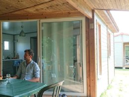 Camping Pas Cher vous présente avec son site Officiel campingpascher.fr, le Camping Paradis La Vallée Du Lot classé 3 étoiles, situé sur la commune de Pujols dans le département Lot-et-garonne (Aquitaine) en France. Le camping Paradis La Vallée Du Lot, vous présente un hébergement de type chalet de 32 m² pour 4 personnes avec climatisation et télévision. Le camping Paradis La Vallée Du Lot vous propose du vendredi 24 avril au vendredi 01 mai 2026, en promotion à -11% pour 7 nuits à 169 € au lieu de 190,0 € soit une Économie de 21 €. Cette location propose 131 dates différentes pour réserver votre séjour. Découvrez également les 11 autres gammes d'hébergements du camping. Les Avis clients pour le Camping Paradis La Vallée Du Lot sont excellents avec une note moyenne de 8 sur 10. Piscine extérieure, Animations familiales, Club enfants, Aire de jeux enfants, Cyclisme, Ping-pong, Pétanque, Randonnée, Terrain de beach-volley, Bar, Dépôt de pain, Plats à emporter, Snack/Bar,... En savoir plus : cliquez-ICI.
